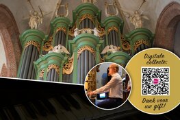 Harm Hoeve bespeelt het orgel van het de Lebuinuskerk te Deventer
