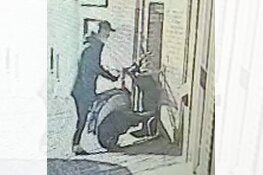 Politie zoekt mannen die scooter in Deventer stalen