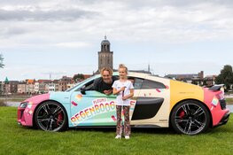 Snelle helpt 7-jarige Pleun met verkopen van haar regenboogijsje