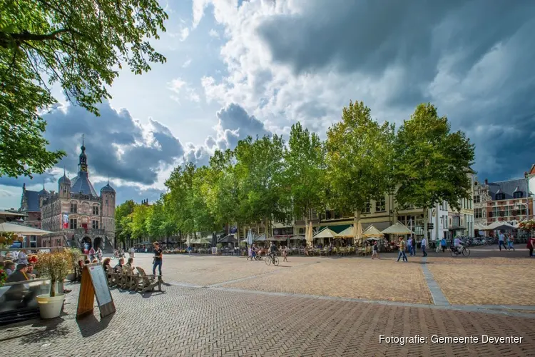 Terrassen langs De Waag onder voorwaarden toegestaan