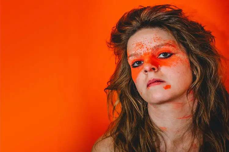 Cabaretier Elke Vierveijzer naar Deventer met haar nieuwe show ‘Drift’.