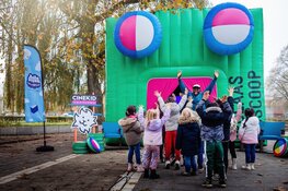 Bollebozen en Cinekid brengen leesplezier met kleurrijke opblaasbioscoop naar het schoolplein in Deventer