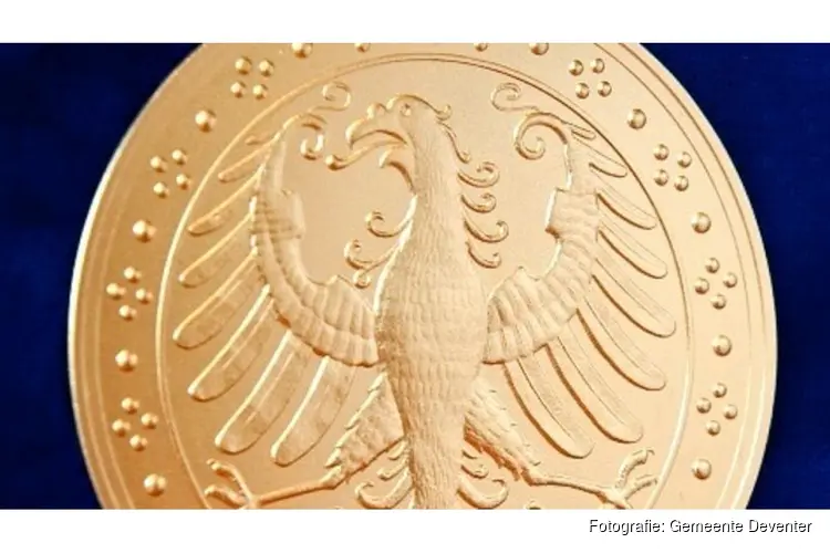 Albert Dedden en Paul Keizer ontvangen de Gulden Adelaar op vrijdag 10 april