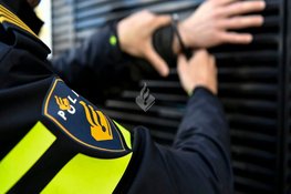 Politie houdt man aan op verdenking twee autobranden in Deventer