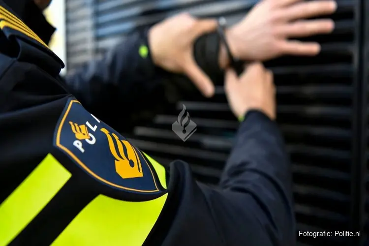 Politie houdt man aan op verdenking twee autobranden in Deventer