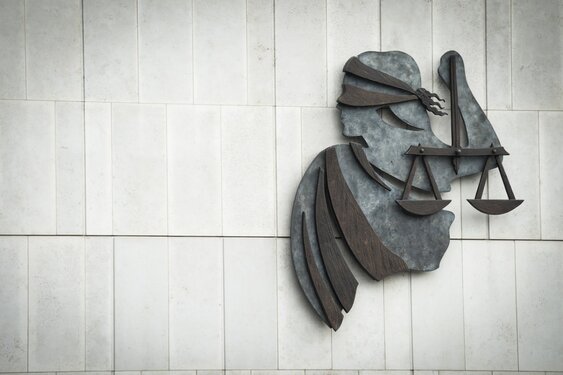 Vernederende mishandeling en bedreiging met gasalarmpistool: OM eist celstraffen tegen verdachten