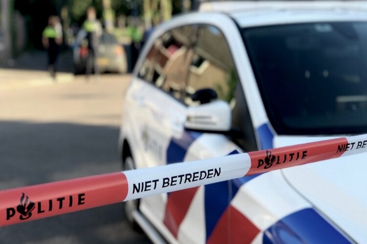Auto slaat over de kop na aanrijding met vrachtwagen bij Deventer op de A1