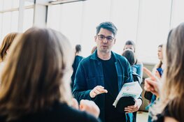 Primeur op Deventer Boekenmarkt: schrijftolken maken gesprekken toegankelijk voor slechthorenden