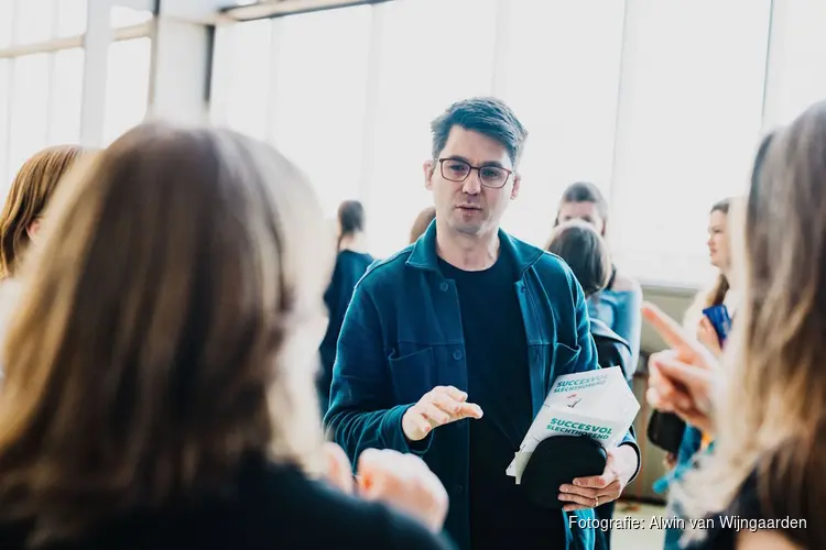 Primeur op Deventer Boekenmarkt: schrijftolken maken gesprekken toegankelijk voor slechthorenden