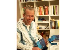 Van kroeg tot rolstoel: Deventenaar Jip Dijkstra schrijft boek over leven met MS