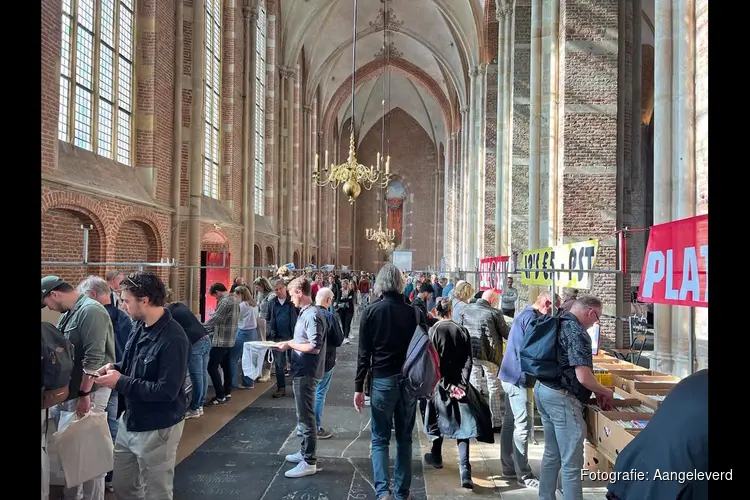 Vinyl vinden begint in Deventer: Platenbeurs in de Lebuinuskerk